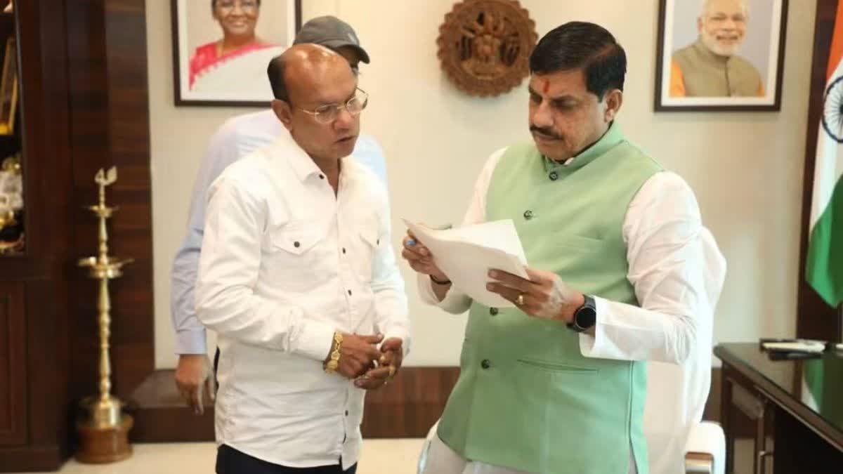 सीएम हाउस के जनजातीय हितैषी संवाद में शामिल हुए महापौर विक्रम आहके और विधायक कमलेश प्रताप शाह