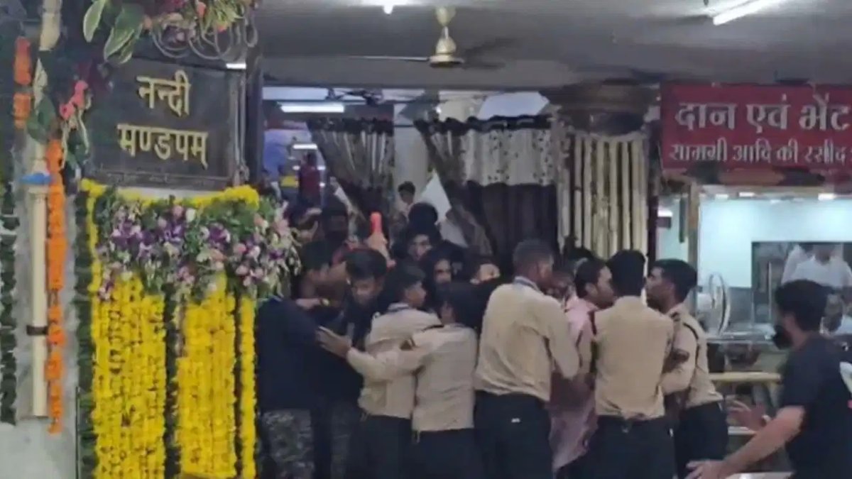 गर्भगृह में घुसने को लेकर विवाद, सुरक्षाकर्मी के सिर में आई गंभीर चोट