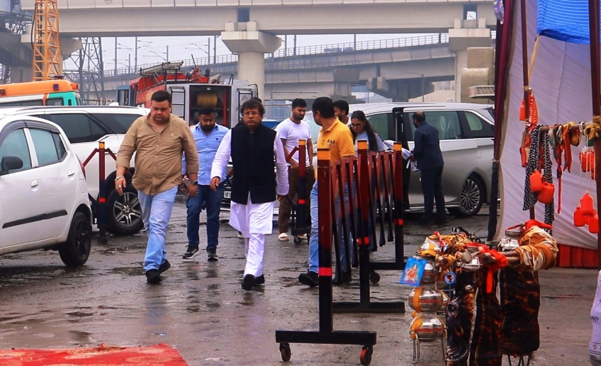 12वें कांवड़ सेवा शिविर में पहुँचे मुकेश शर्मा, कांवड़ियों को वितरित किए फल व फ्रूटी
