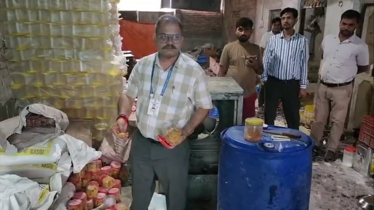 रीवा में भैंस के तबेले के पीछे चल रही थी नकली मिठाई की फैक्ट्री, मैदा और सिंथेटिक मटेरियल से बन रही थीं मिठाइयां