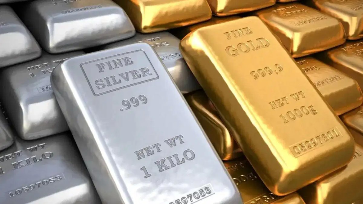 सोने की कीमत में 900 रुपये की बड़ी गिरावट, चांदी के दाम उछले, जानिए आज का ताजा भाव