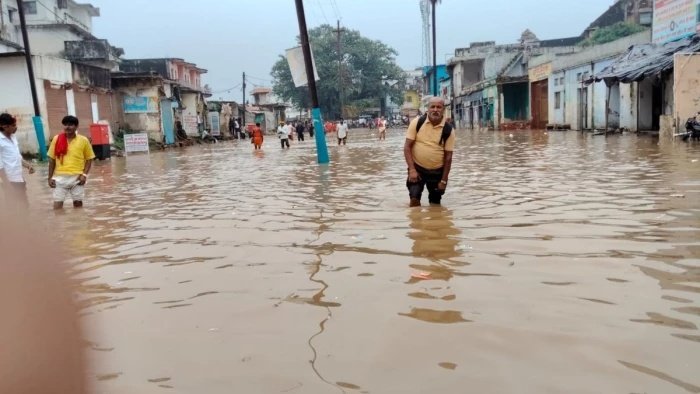 सतना में निचले इलाकों के घरों में घुसा पानी, चित्रकूट में मंदाकिनी नदी के रौद्र रूप से रामघाट डूबा