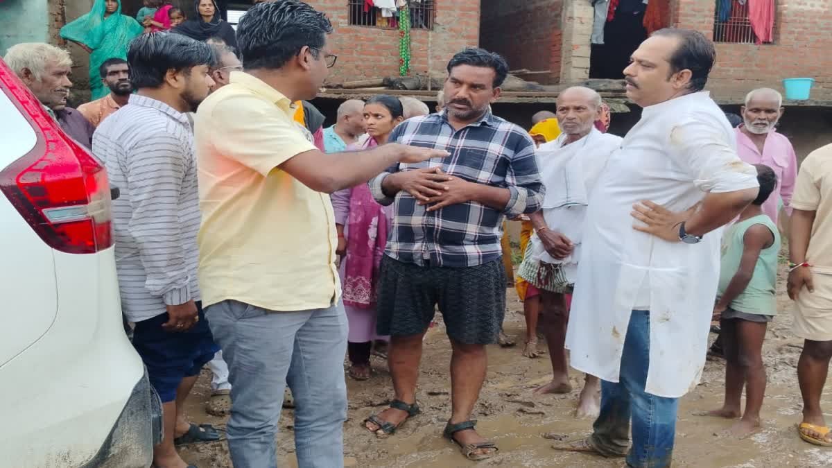 चित्रकूट में बाढ़ के बाद की तबाही और राहत कार्य जारी, सड़कों से मलबा हटाने के लिए जुटीं नगर निगम की टीमें