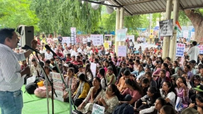 मध्य प्रदेश में बच्चों और युवाओं का फूटा गुस्सा, सागर में चक्काजाम तो बड़वानी में कलेक्टर को आना पड़ा सड़क पर