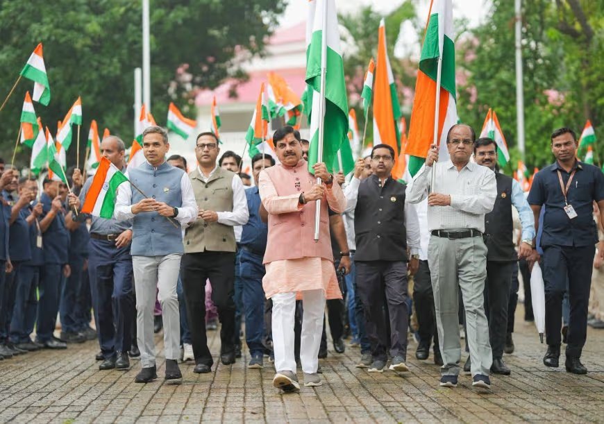Bhopal Tiranga Yatra 2026: सीएम मोहन यादव ने भोपाल में निकाली तिरंगा यात्रा, बारिश के बावजूद युवाओं में दिखा भारी जोश