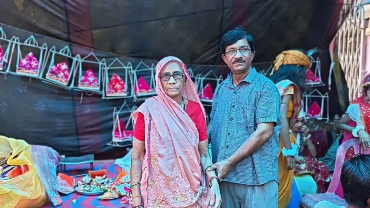 सागर के मुकेश प्रजापति पिछले 21 साल से सावन में बांट रहे हैं निशुल्क राधा-कृष्ण के झूले, अनोखी है कहानी