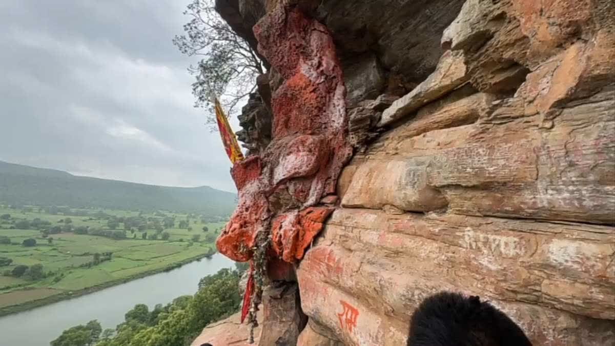 MP-UP सीमा पर स्थित है अनोखा हनुमान मंदिर, जहाँ एक पैर से रुक गई थी धसान नदी की बाढ़