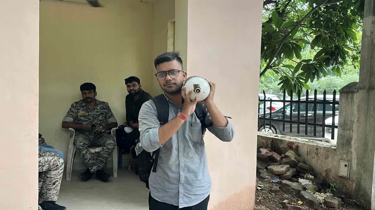 ग्वालियर में करंट हादसे से घायल कर्मचारी के बेटे का अनोखा प्रदर्शन, FIR की मांग
