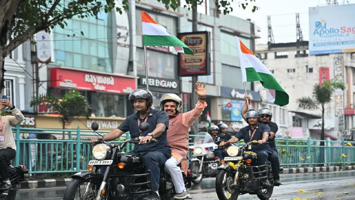 मुख्यमंत्री मोहन यादव ने बुलेट चलाकर निकाली तिरंगा यात्रा, बच्चों को देख रोका काफिला