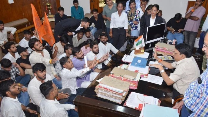 रानी दुर्गावती यूनिवर्सिटी में एबीवीपी का जोरदार प्रदर्शन, 3 घंटे तक कुलगुरु कार्यालय में दिया धरना