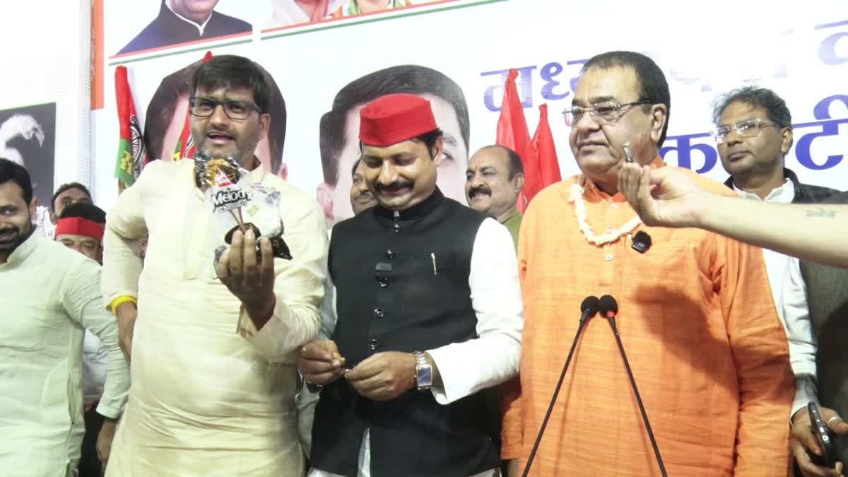 दतिया उपचुनाव में कांग्रेस की शानदार जीत के बाद पीसीसी ऑफिस में जश्न, नेताओं ने बांटी मेलोडी टॉफी