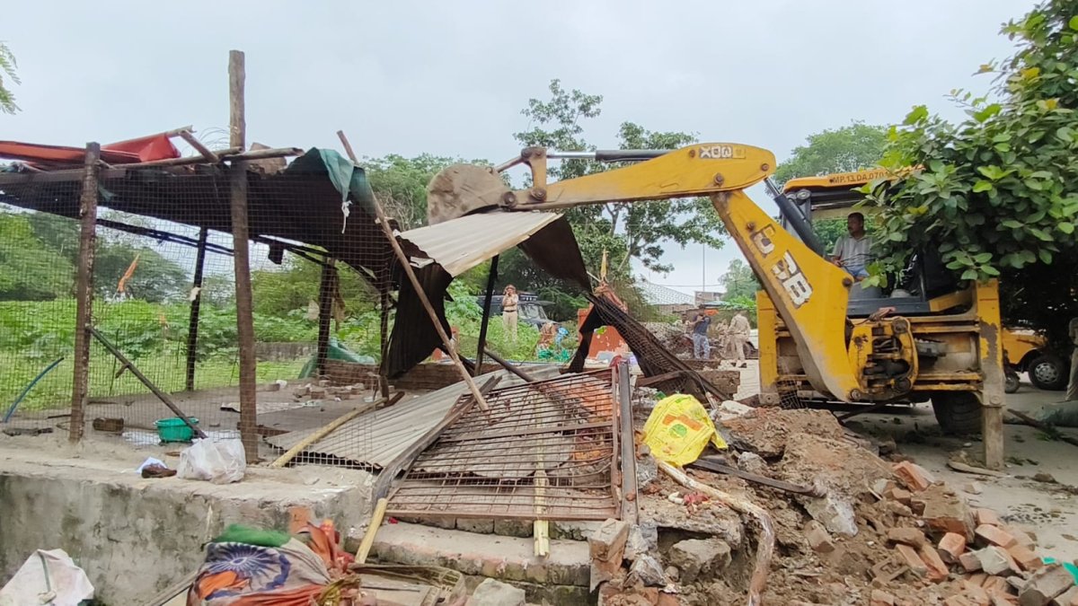 उज्जैन के चक्रतीर्थ इलाके में प्रशासन की बड़ी कार्रवाई, सार्वजनिक स्थान से हटाया गया अतिक्रमण