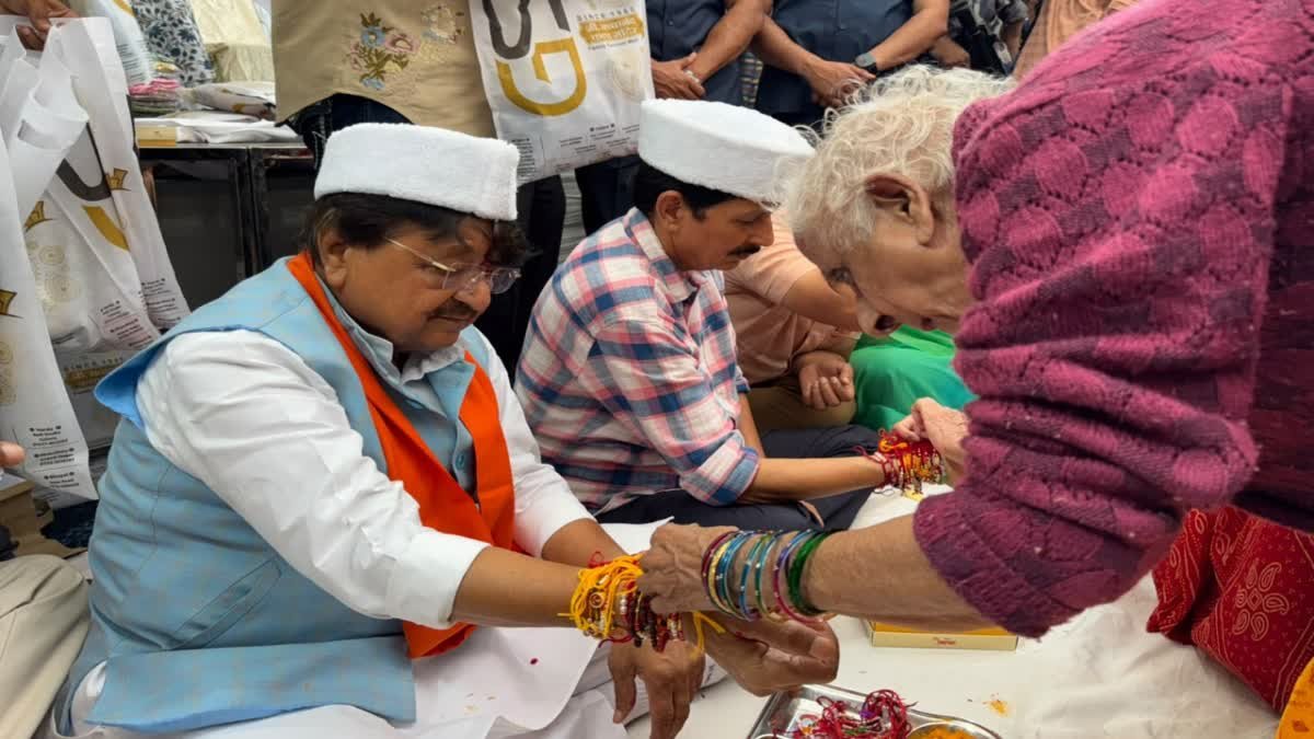 पिछले 43 सालों से निराश्रित बहनों और मूक-बधिर बच्चों के साथ रक्षाबंधन मना रहे हैं मंत्री कैलाश विजयवर्गीय