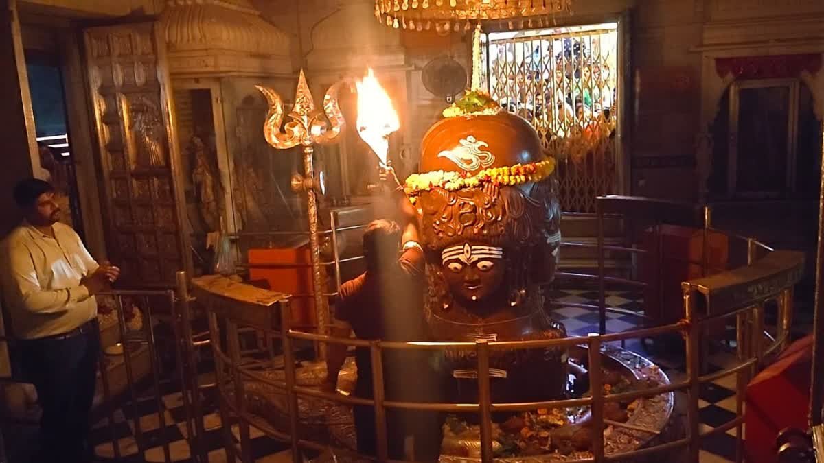 मंदसौर में सावन पर अनोखी शुरुआत, भस्म और दीपों की रोशनी में हुई भगवान शिव की शयन आरती