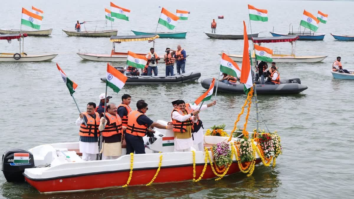 भोपाल की बड़ी झील में निकली भव्य नौका तिरंगा यात्रा, सीएम मोहन यादव ने थामे रखा तिरंगा