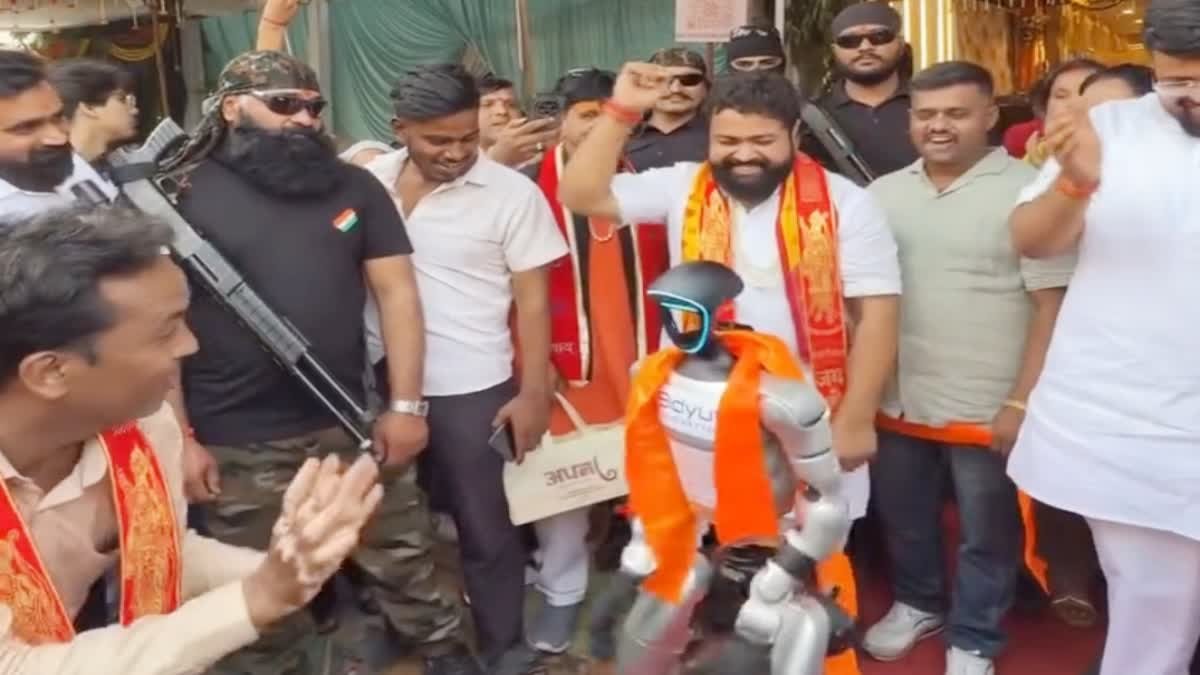 तिलक लगाकर हुआ स्वागत, रेड कार्पेट पर चला और दावत का लुत्फ उठाया—देखें वायरल वीडियो