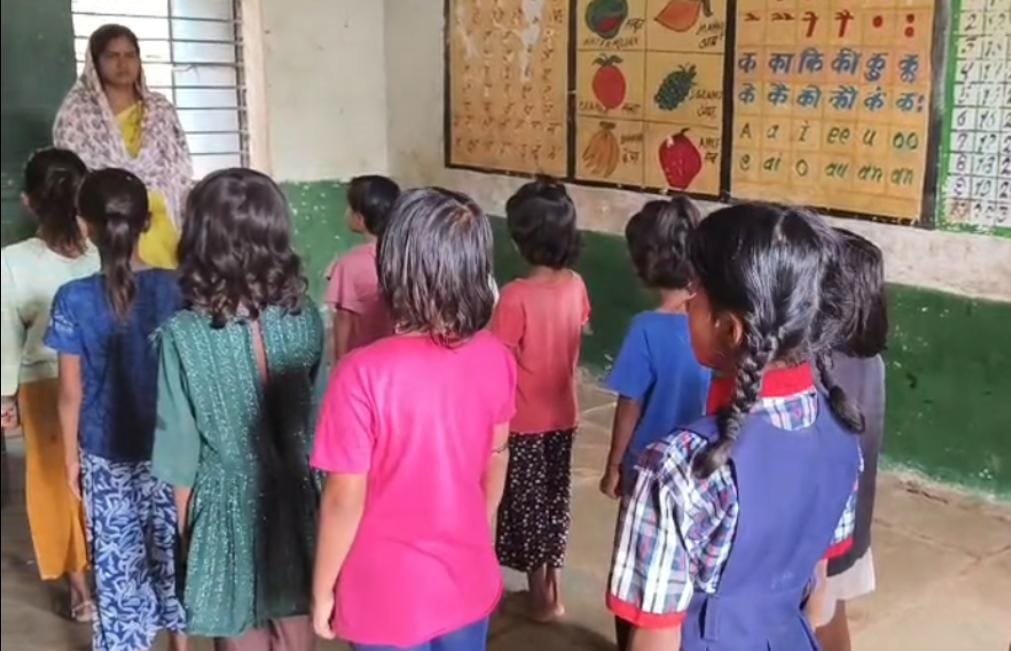 छापरी प्राथमिक शाला के बच्चों का भविष्य दांव पर, जर्जर भवन और बुनियादी सुविधाओं का अभाव