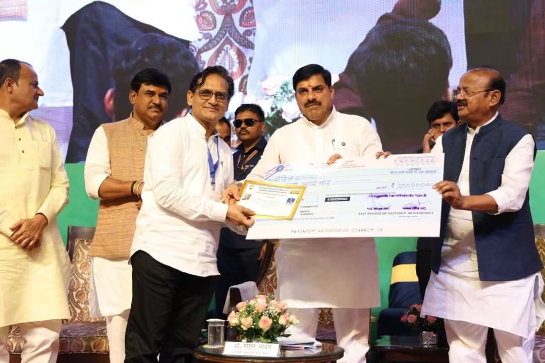 मुख्यमंत्री मोहन यादव ने बुनकर रोहित रूसिया को किया सम्मानित, विलुप्त होती कला को दे रहे जीवन
