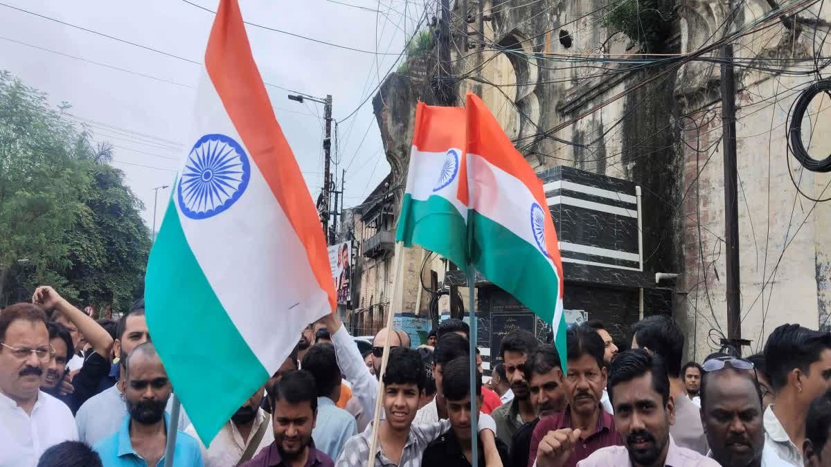 मोती मस्जिद चौराहे पर बैरिकेडिंग के खिलाफ व्यापारियों का उग्र प्रदर्शन, दुकानें रखकर किया धरना