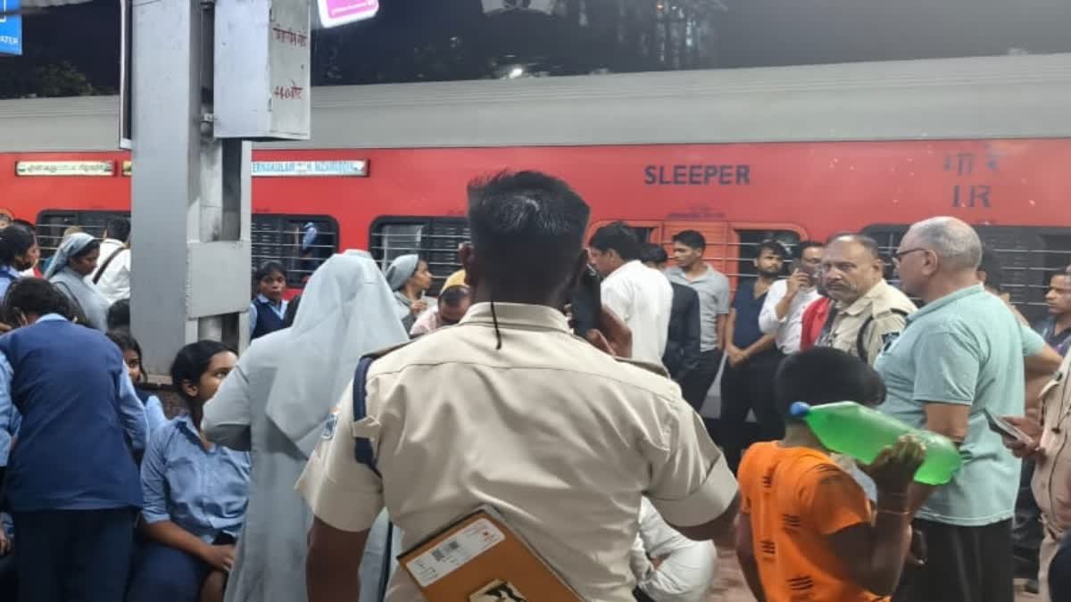 80 बच्चों के टूर दल में शामिल 50 बच्चों को हुई उल्टी-दस्त की शिकायत, डॉक्टरों की टीम ने संभाला मोर्चा