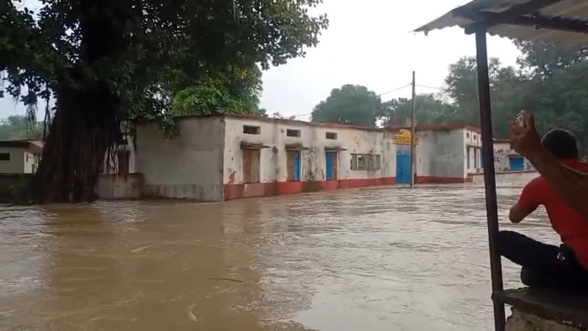मूसलाधार बारिश से बिगड़े हालात, कलेक्टर अर्पित वर्मा ने दिए राहत कार्यों के निर्देश