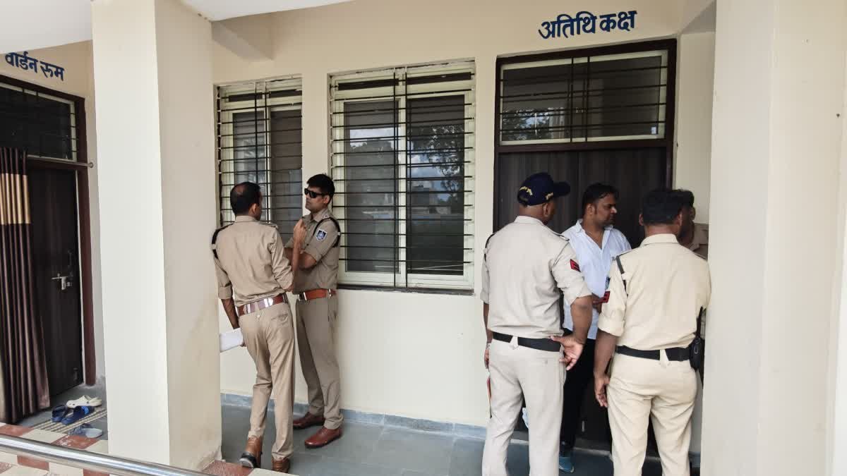 छतरपुर के शासकीय छात्रावास में अधीक्षक पर अश्लील हरकत का आरोप, पुलिस ने लिया हिरासत में