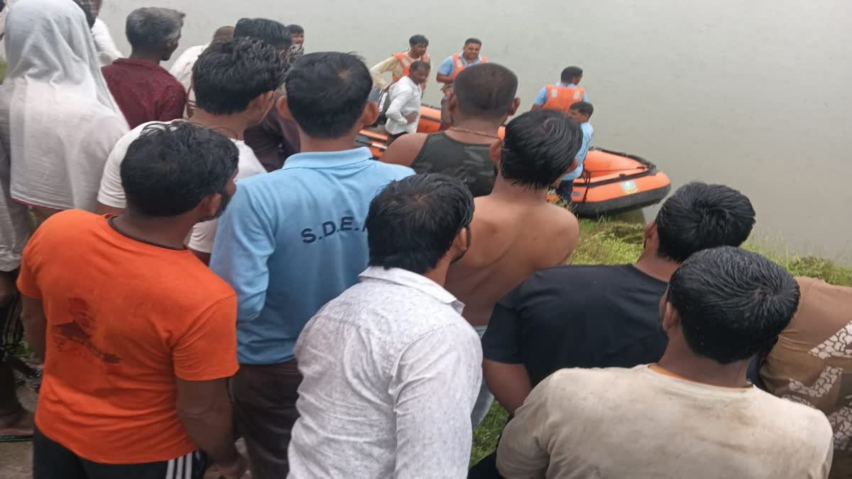 शिवपुरी में मूसलाधार बारिश का कहर, पुलिया पार करते समय उफनती नदी में बही बाइक
