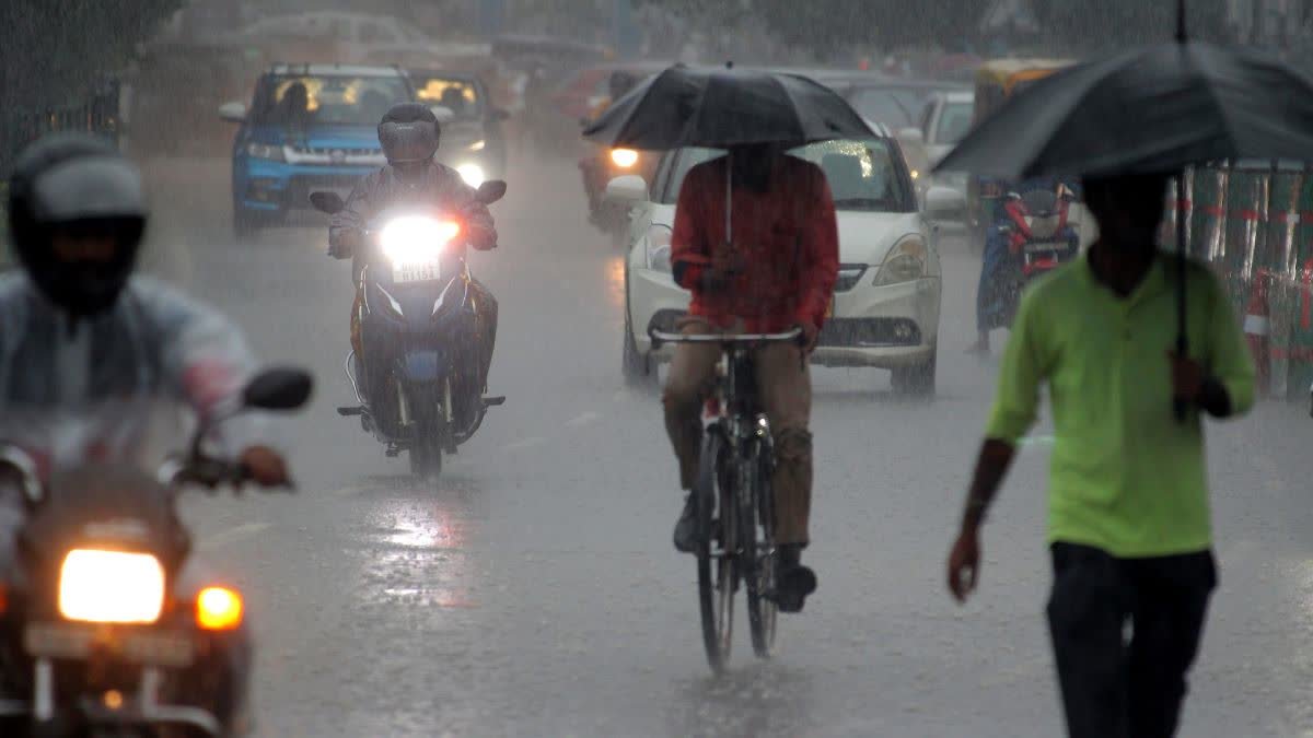 रतलाम में भारी बारिश का दौर जारी, जिला अस्पताल के आइसोलेशन वार्ड में टपका पानी, मरीजों को किया शिफ्ट