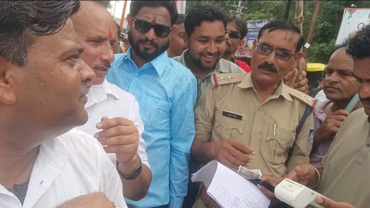 बिना हेलमेट तिरंगा यात्रा निकालना बीजेपी विधायक प्रीतम सिंह लोधी को पड़ा भारी, कटा चालान