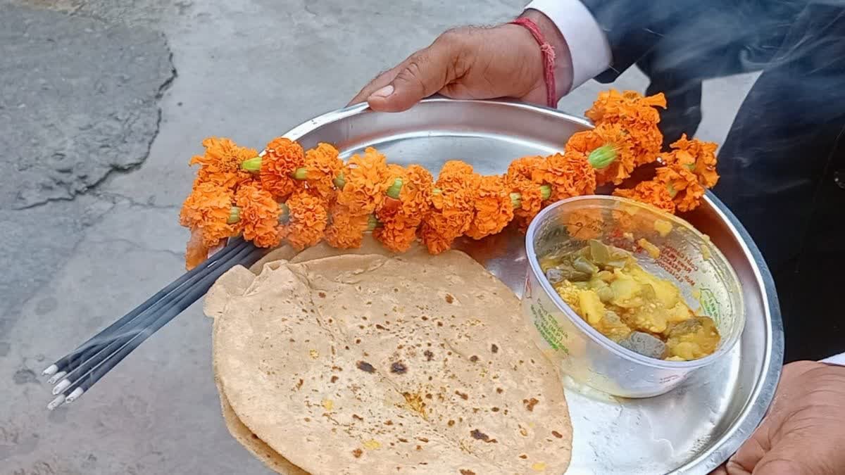 अतिक्रमण पर कार्रवाई न होने से नाराज अधिवक्ता का अनोखा प्रदर्शन, नगर निगम दफ्तर में थाल सजाकर पहुंचे