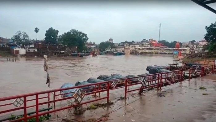 बाढ़ की तबाही के बाद दोबारा तेज बारिश से बढ़ी मुश्किलें, भोजन और साफ पानी के लिए जूझ रहे लोग