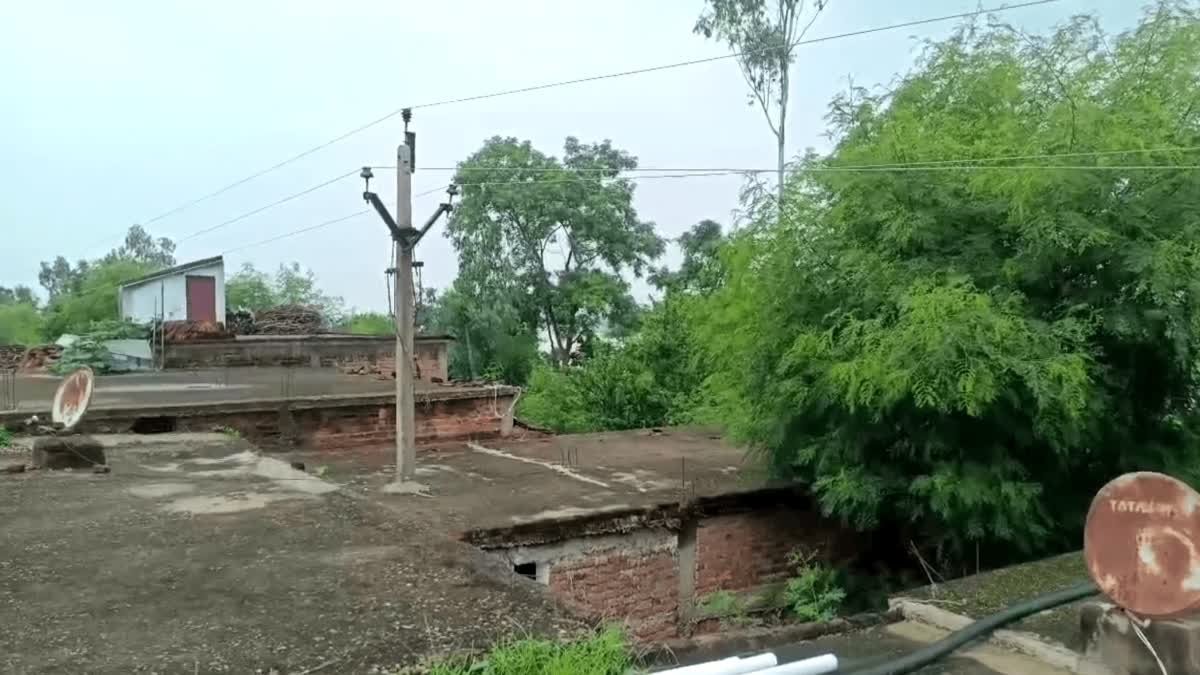 खौफ के साये में जीने को मजबूर ग्रामीण, छत से गुजर रही हाईटेंशन लाइन से मंडरा रहा बड़ा खतरा