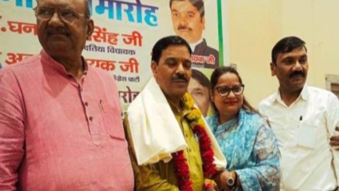 पूर्व टीआई शेर सिंह बड़ोनिया ने थामा कांग्रेस का हाथ, पूर्व मंत्री डॉ. नरोत्तम मिश्रा पर साधे तीखे निशाने
