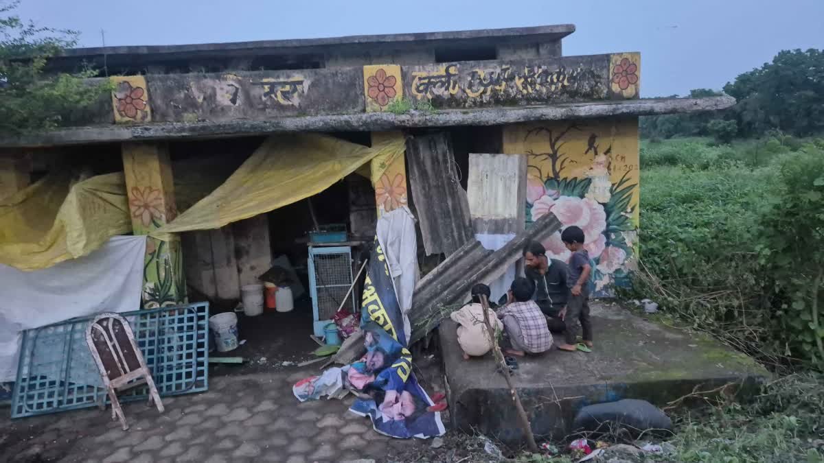 डोसीगांव मल्टी से बेदखल परिवार सुलभ शौचालय में रहने को मजबूर, सामने आई दर्दनाक तस्वीर