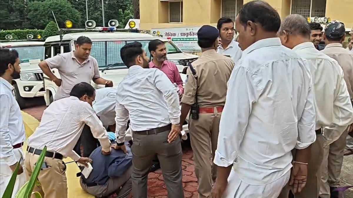 सूदखोरों के आतंक से तंग आकर युवक ने उठाया खौफनाक कदम, जिला अस्पताल में भर्ती