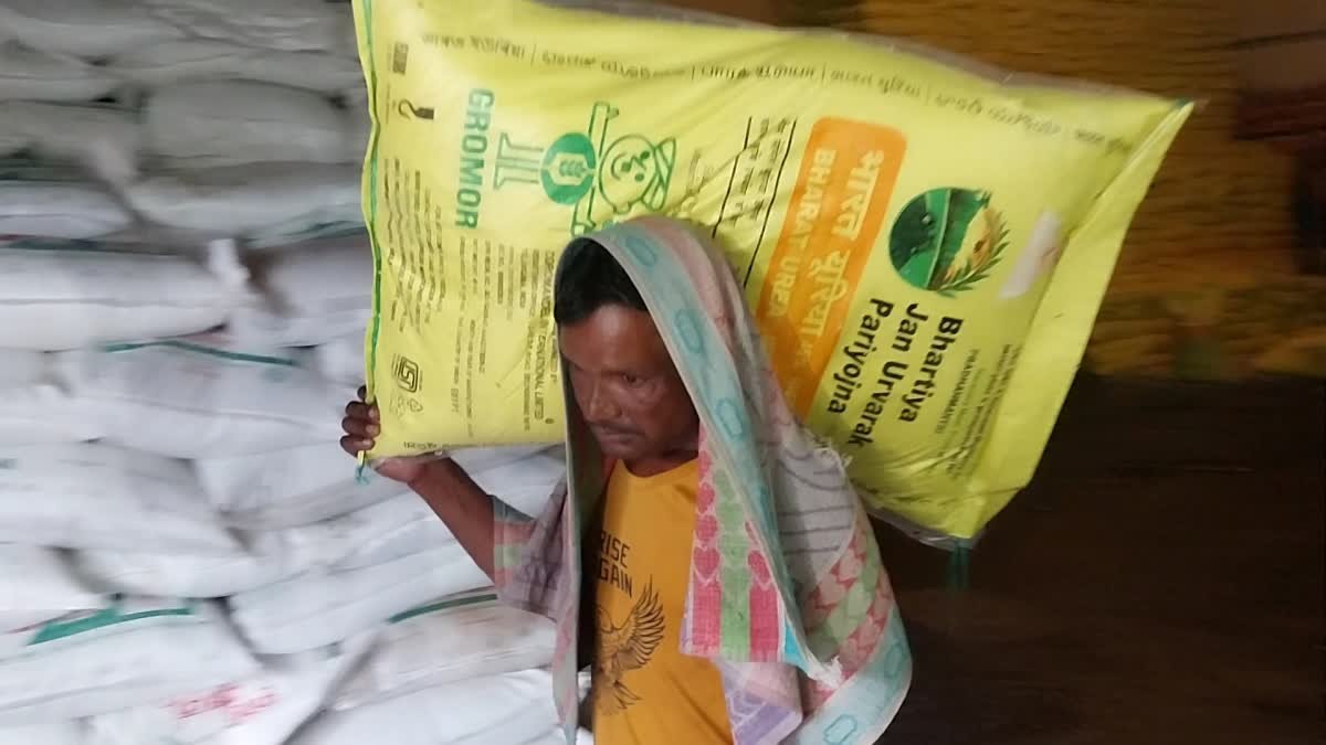 ई-टोकन व्यवस्था बंद होने के बाद बढ़ी किसानों की मुश्किलें, खाद की कालाबाजारी जोरों पर