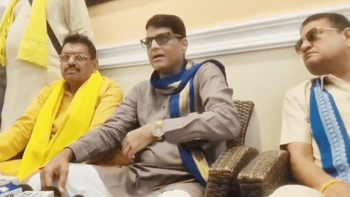 आजाद समाज पार्टी नेता दामोदर यादव का विवादित बयान, धीरेंद्र कृष्ण शास्त्री को बताया भूमाफिया