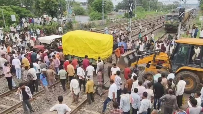 अमरकंटक और पवन एक्सप्रेस समेत कई ट्रेनें एक घंटे से अधिक समय तक रुकीं, ट्रैक्टर का हिच टूटा