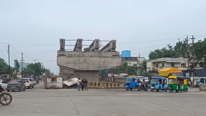 वाहनों की भारी आवाजाही के कारण धीमी हुई फ्लाईओवर निर्माण की गति, एजेंसी के काम छोड़ने की आशंका