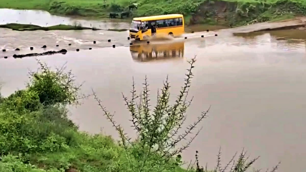 राजगढ़ हादसे के बाद भी नहीं सुधरे हालात, श्योपुर में पानी के तेज बहाव के बीच निकाले गए स्कूल वाहन