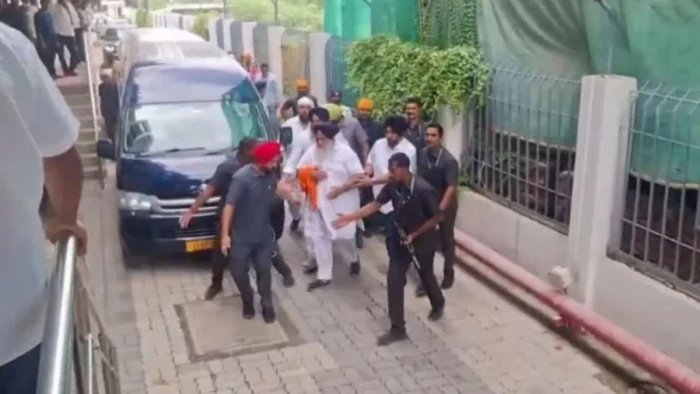 नांदेड़ गुरुद्वारा साहिब के बाहर सुखबीर बादल पर हमलावर ने किया वार, आरोपी हिरासत में