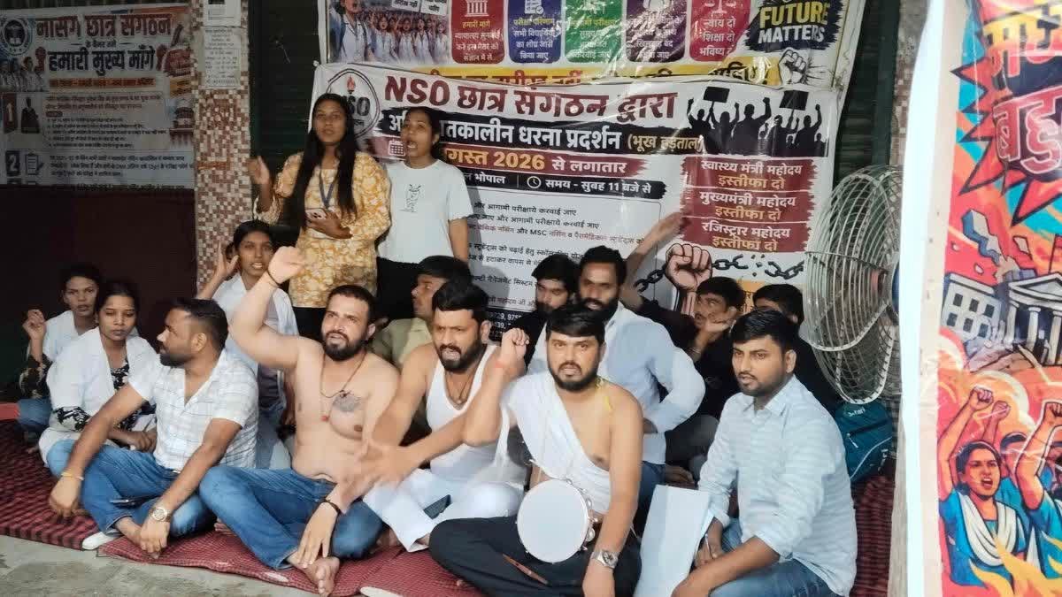 भोपाल में नर्सिंग छात्रों का उग्र प्रदर्शन, निर्माणाधीन बिल्डिंग पर चढ़कर की आत्महत्या की कोशिश