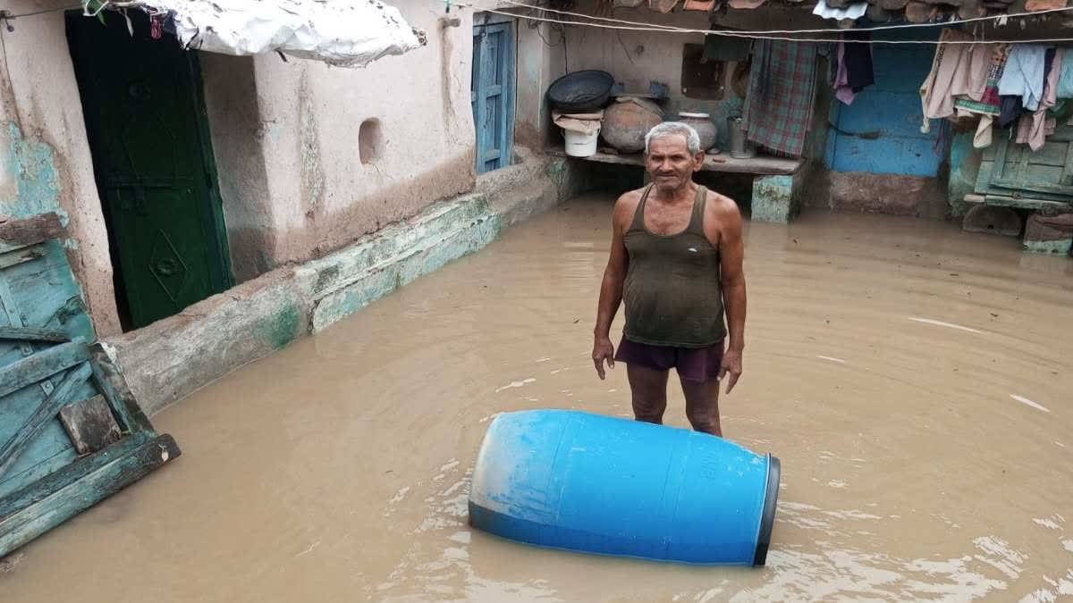 पन्ना में एक घंटे की मूसलाधार बारिश से बाढ़ जैसे हालात, घरों में घुसा पानी, ग्रामीणों का जीवन अस्त-व्यस्त