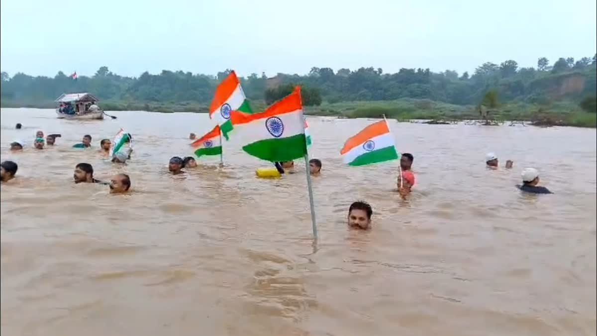 जबलपुर में नर्मदा नदी में निकाली गई अनोखी तिरंगा यात्रा, उफनते पानी में 7 किमी तैरते हैं तैराक