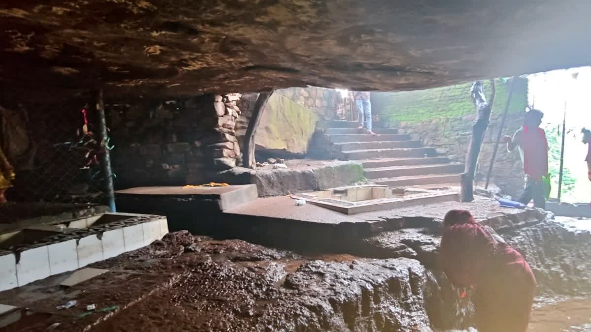 महाभारत काल से जुड़ी छतरपुर की रहस्यमयी गुफा, जहाँ प्रकृति करती है साक्षात भोलेनाथ का अभिषेक