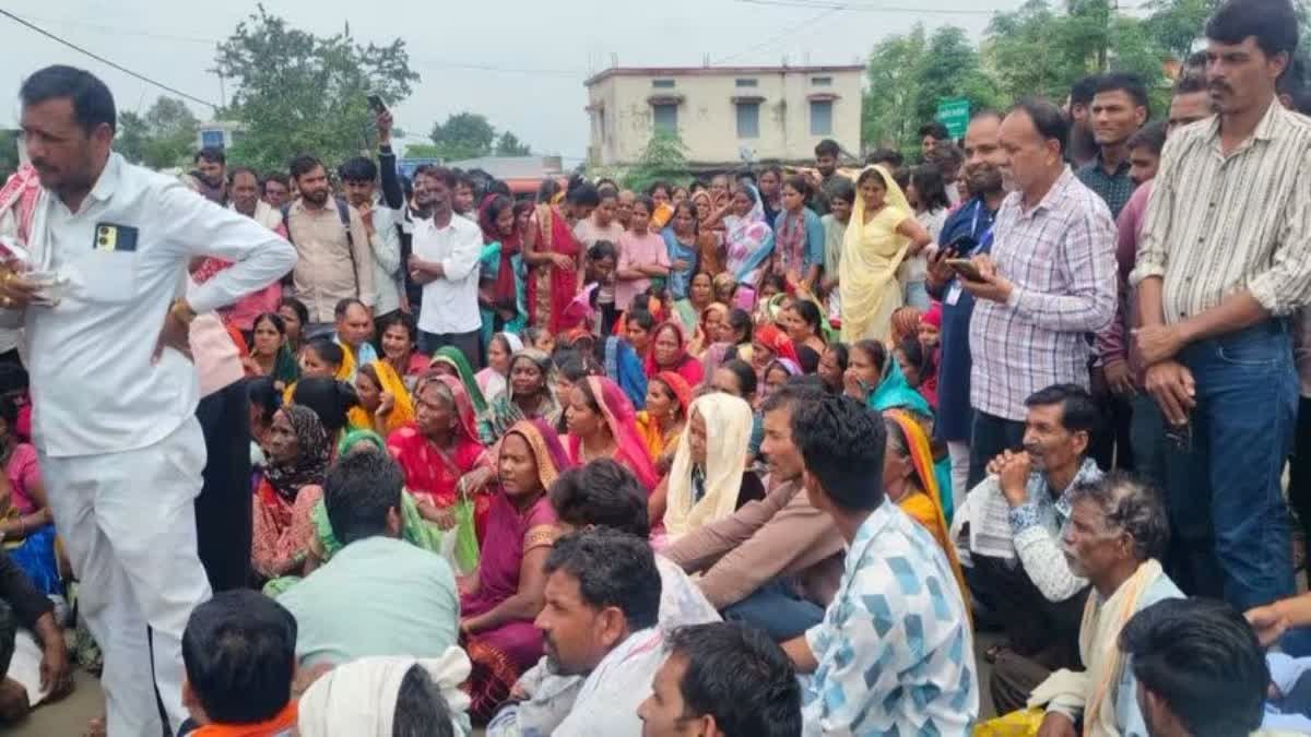 छिंदवाड़ा में खाद वितरण पर रोक के खिलाफ किसानों का चक्काजाम, स्टॉक का हो रहा मिलान