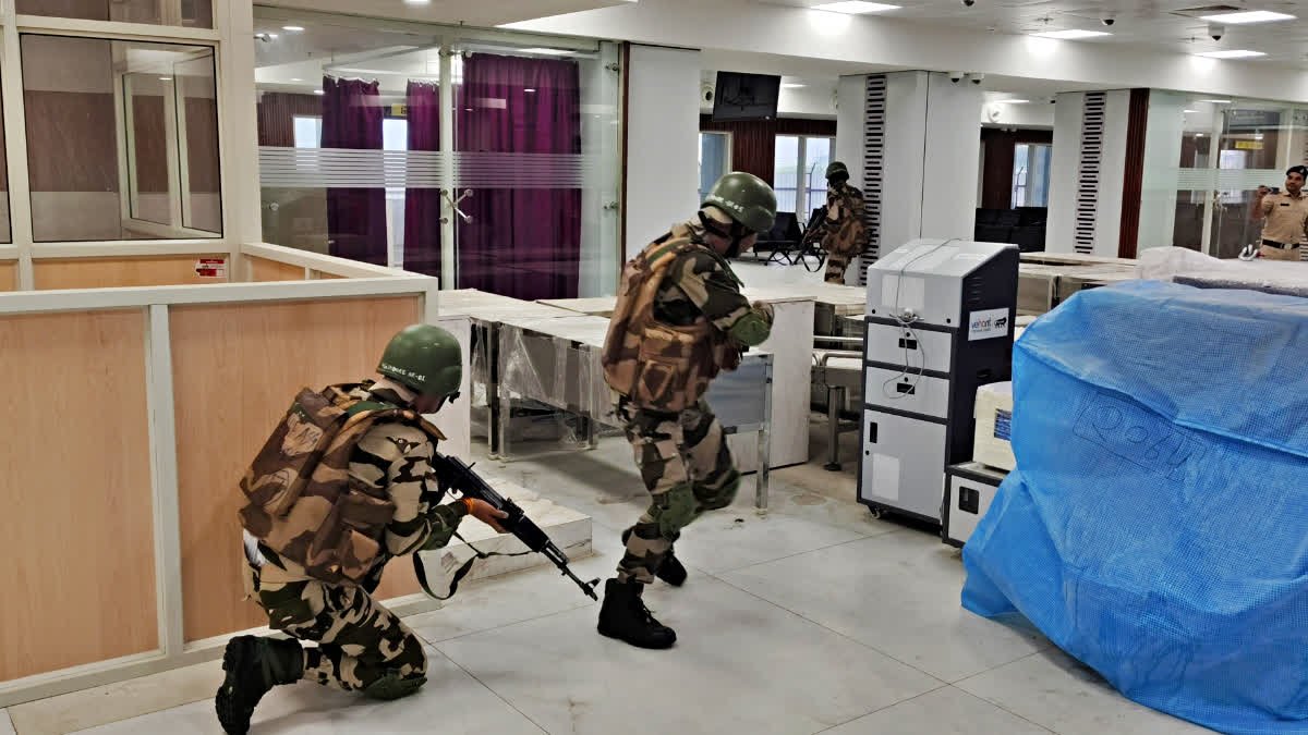 स्वतंत्रता दिवस से पहले इंदौर एयरपोर्ट पर हाई अलर्ट, सुरक्षा जांच के लिए की गई मॉकड्रिल