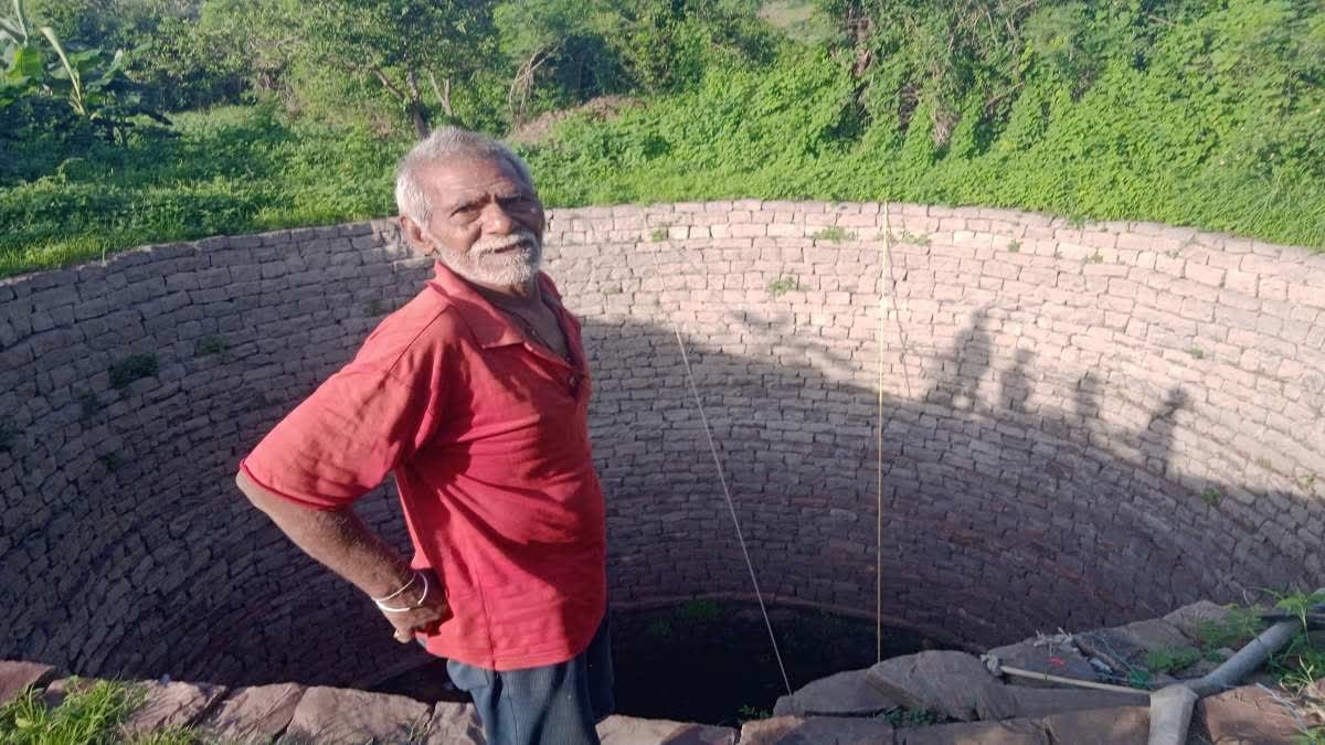 बिहार के दशरथ मांझी की तरह सागर के 71 वर्षीय अजब सिंह ने पत्नी के अपमान पर 7 साल में खोद डाला कुआं
