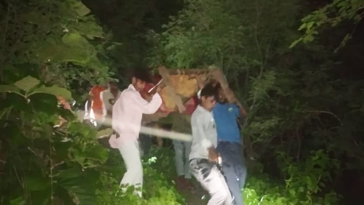 धार जिले में बदहाल सड़कों की खुली पोल, खाट पर मरीज को अस्पताल पहुंचाकर बचाई जान