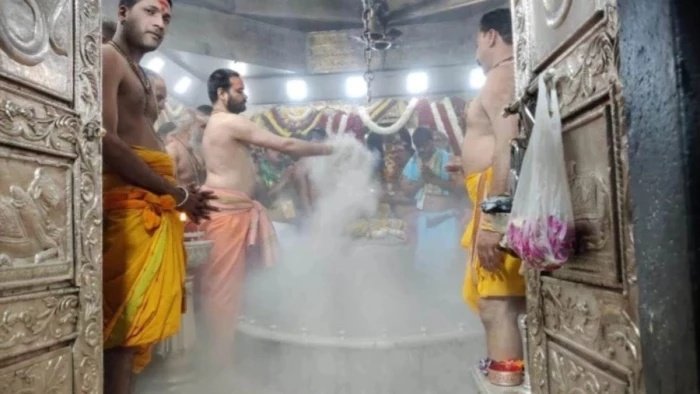 महाकालेश्वर मंदिर में हुई बाबा महाकाल की अलौकिक भस्म आरती, भांग और चांदी के मुकुट से हुआ श्रृंगार